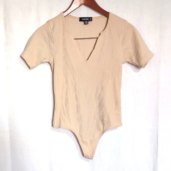 MissGuided Beige Nude Ribbed Short Sleeve V-neck Bodysuit Size 4 - Picture 1 of 6